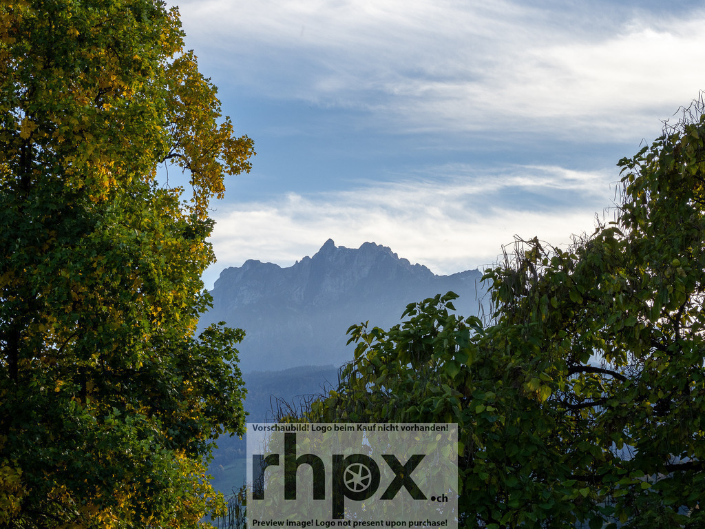 Pilatus im Herbstrahmen | Gipfel. Natur. Heimat.Das markante Massiv des Pilatus zeigt sich hier eingerahmt von goldgelben Blättern in seiner ganzen Pracht. Die klare Bergluft und das sanfte Licht fangen die herbstliche Stimmung der Zentralschweiz perfekt ein. Ein zeitloses Motiv, das Ruhe und Beständigkeit ausstrahlt.Wähle unter "Produktauswahl" dein Wunschformat: Vom klassischen Wandbild über Puzzle &amp; Tassen bis zum digitalen Download (z.B. als Handy-Hintergrund). - Realisiert mit Pictrs.com