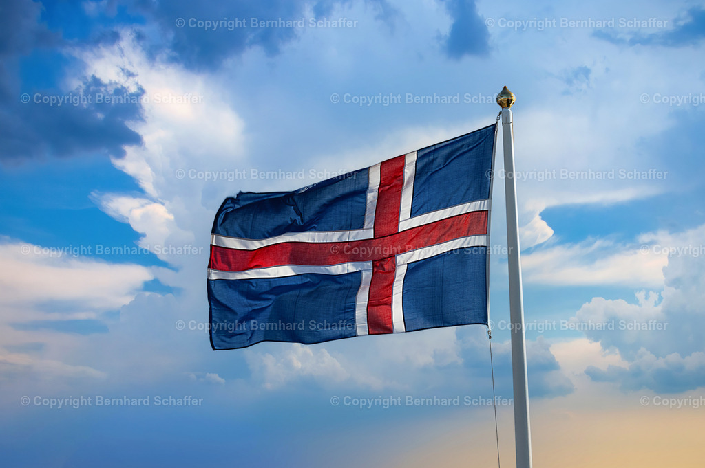 Island-Flagge | Eine Nationalflagge von Island weht im Wind unter einem wolkenbedeckten Himmel. - Realisiert mit Pictrs.com