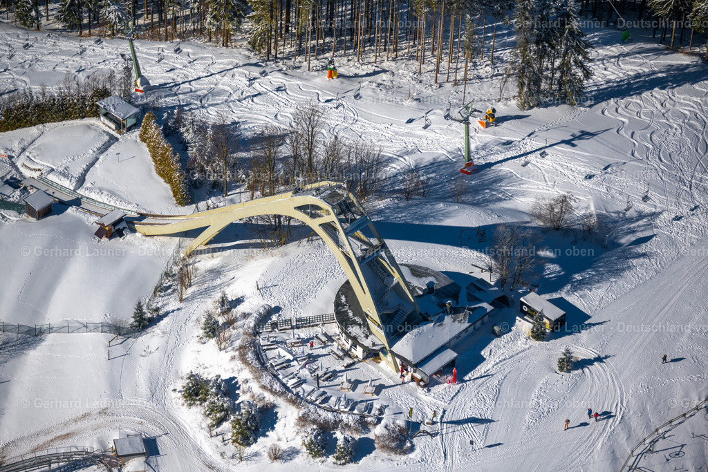 4043603 | WINTERBERG 13.02.2021 Winterlich schneebedeckte " Sankt Georg Sprungschanze " am Rothaarsteig in Winterberg im Sauerland im Bundesland Nordrhein-Westfalen. Weiterführende Informationen bei: Winterberg Touristik und Wirtschaft GmbH. // Wintry snowy the " Sankt Georg ski-jumping " hill in Winterberg at Sauerland in the state North Rhine-Westphalia. Further information at: Winterberg Touristik und Wirtschaft GmbH. Foto: Gerhard Launer