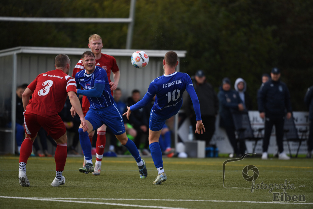 FC Rastede-VfR Wardenburg | Herren Bezirksliga 2; FC Rastede (blau)-VfR Wardenburg (rot) am 05.10.2025 in Rastede (Köttersweg), Photo: Philip Eiben 2025 - Realisiert mit Pictrs.com