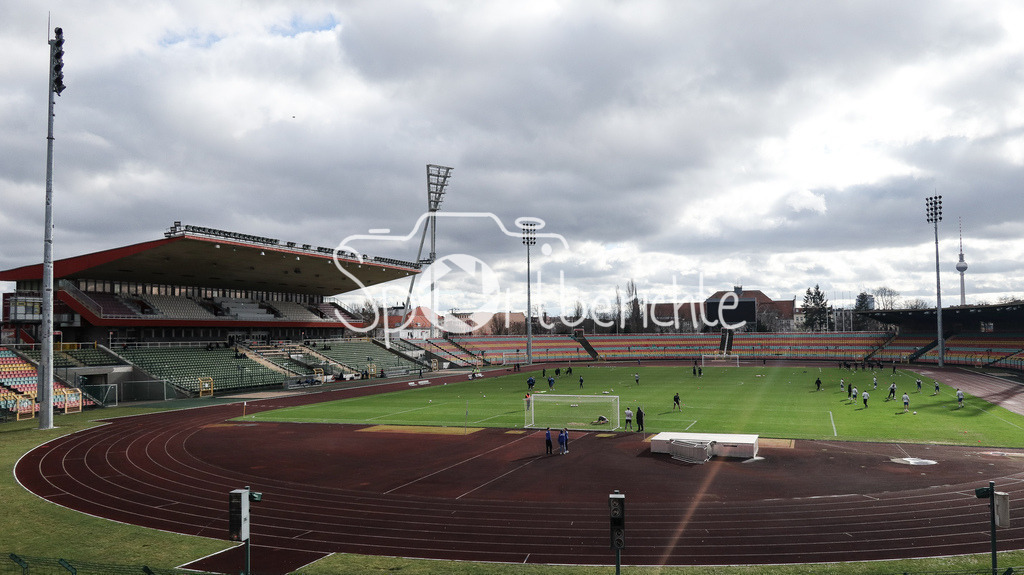 VSG Altglienicke - Viktoria Berlin | Der Friedrich-Ludwig-Jahn-Sportpark in Berlin erstrahlt beim Heimspiel der VSG Altlienicke / Stadionfoto / Stadion Foto / Fussballstadion / Fussball Stadion / Symbolbild /