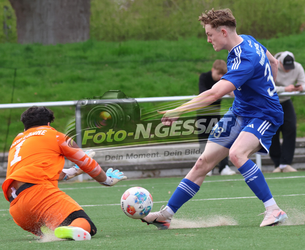 SV Enger-Westerenger - TSV Löhne | Auf dem Bild zu sehen: blau SV Enger-Westerenger: Fabrice Walter ; schwarz TSV Löhne: Zaid IsmailSV Enger-Westerenger, TSV Löhne, Saison 25/26, Kreisliga A, Enger, Deutschland - Realisiert mit Pictrs.com