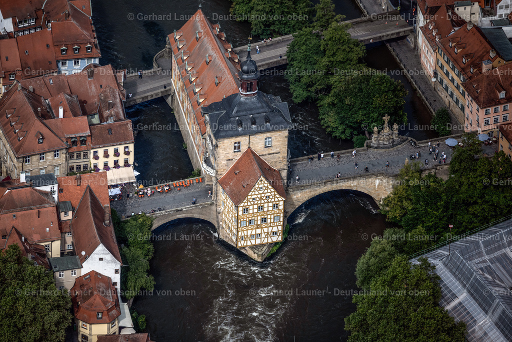 4060229 | BAMBERG 07.09.2021 Altstadtbereich und Innenstadtzentrum mit dem Alten Rathaus Bamberg zwischen Unterer Brücke und Oberer Brücke am Linken Regnitzarm in Bamberg im Bundesland Bayern, Deutschland. // Old Town area and city center with dem Alten Rathaus Bamberg between Unterer Bruecke and Oberer Bruecke on Linken Regnitzarm in Bamberg in the state Bavaria, Germany. Foto: Gerhard Launer