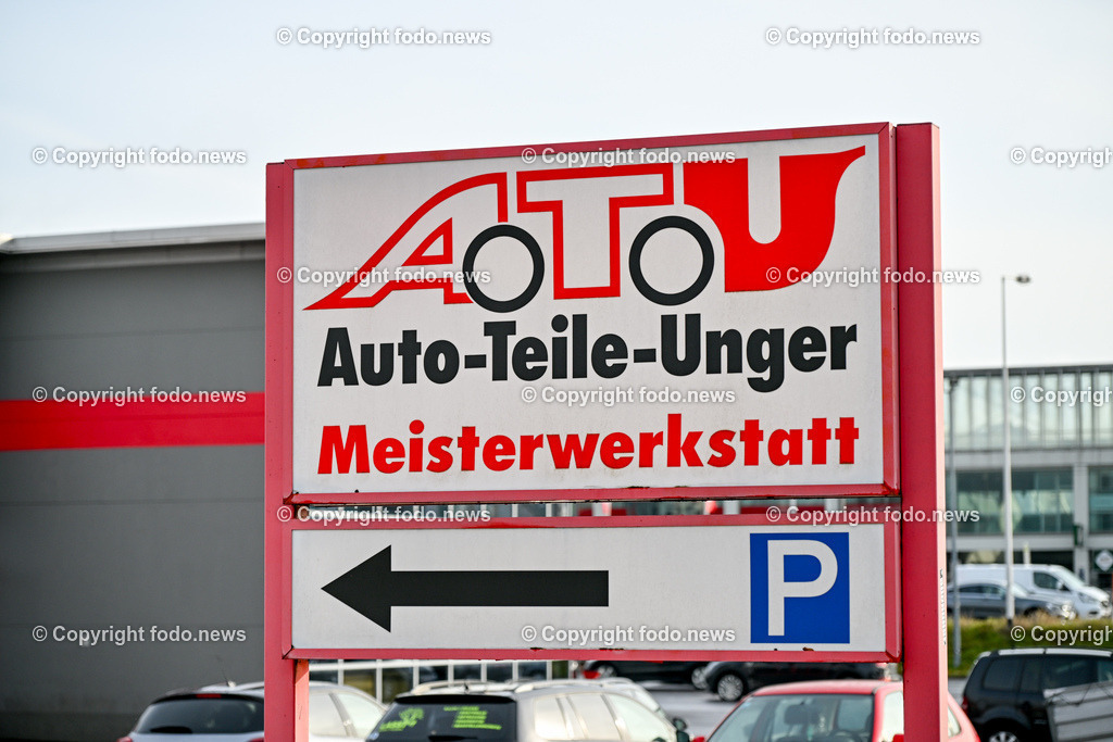 Autoteile Unger_ ATU_ 27.11.2023-16 | 27.11.2023, Leonding, AUT, Autoteile Unger, ATU, im Bild Gebaeude, Gebäude, Werkstatt, Mechaniker, Autowerkstatt, Auto, Inspektion, Reparatur, Reparaturwerkstatt, Service, Fachbetrieb, Pruefstelle, Prüfstelle, Autoservice, KFZ, PKW, Fahrzeug, Insolvenz, Pleite, Teile, Zubehoer, Zubehör, Mitarbeiter, Kunden, Shop, Fahnen, Schild, Logo, Einfahrt