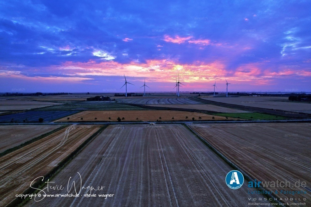 Windpark - Simonsberg | Entdecken Sie atemberaubende Luftbilder und Fotografien auf airwatch.de - Tauchen Sie ein in eine Welt voller faszinierender Aufnahmen aus der Vogelperspektive.