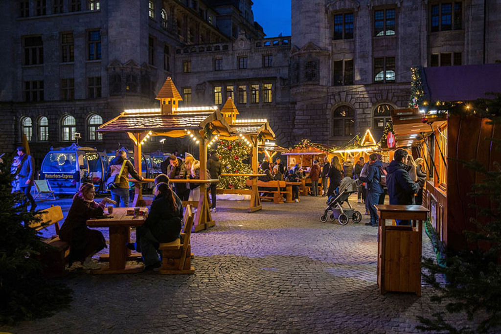 Burgplatz - Leipziger Weihnachtsmarkt mit Schweizer Dorf | Entdecke über 20 Kategorien Leipzig-Motive: Foto-Downloads, hochwertige Poster, Leinwand- & Fine-Art-Prints. Jetzt Lieblingsfoto im Bildlexikon Leipzig Shop bestellen!