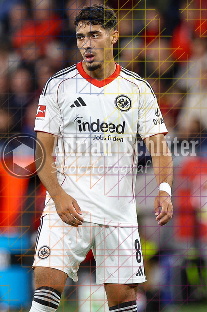Bayer 04 Leverkusen vs Eintracht Frankfurt - Bundesliga  | Leverkusen, Deutschland, 12.09.25:   Fares Chaibi (Eintracht Frankfurt) schaut waehrend des Spiels der Bundesliga zwischen  Bayer 04 Leverkusen vs Eintracht Frankfurt in der BayArena(Foto von Brauer-Fotoagentur / Adrian Schlueter)