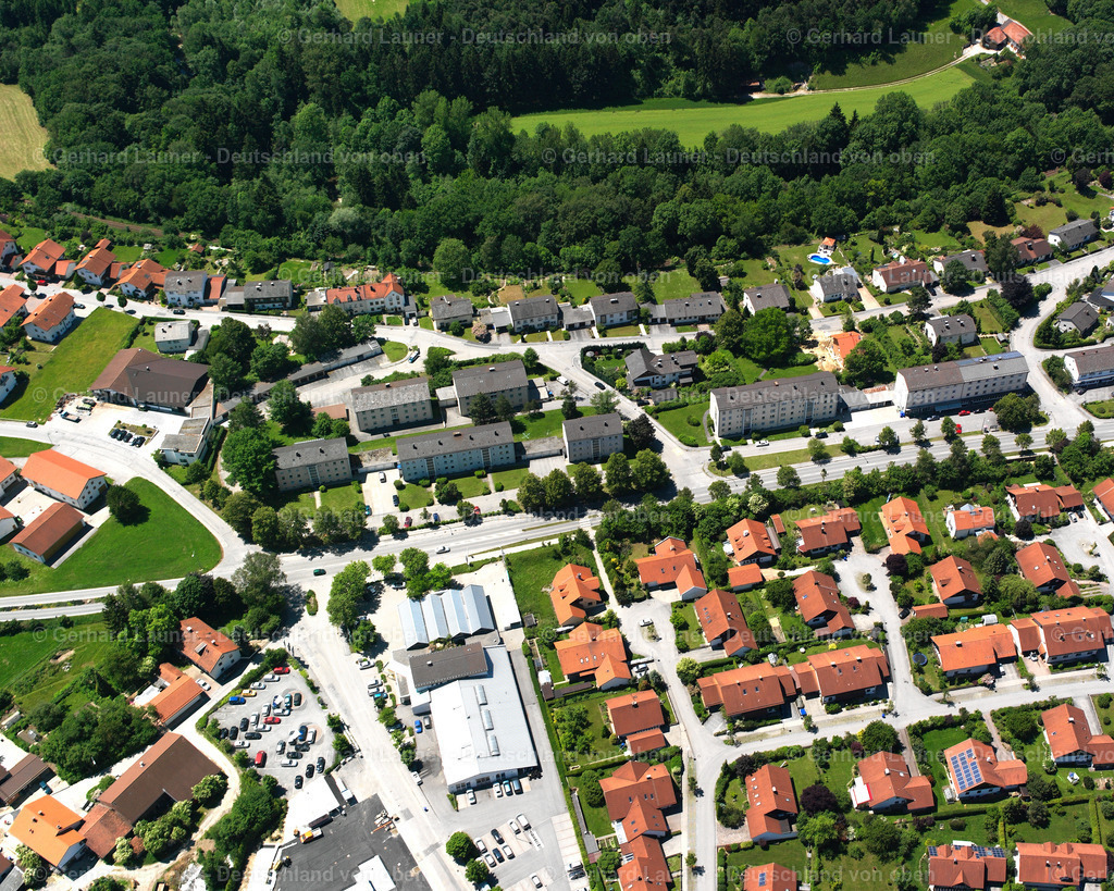 2600496 | BURGKIRCHEN AN DER ALZ 09.06.2006 Wohngebiet einer Einfamilienhaus- Siedlung  in Burgkirchen an der Alz im Bundesland Bayern, Deutschland // Single-family residential area of settlement  in Burgkirchen an der Alz in the state Bavaria, Germany Foto: Gerhard Launer
