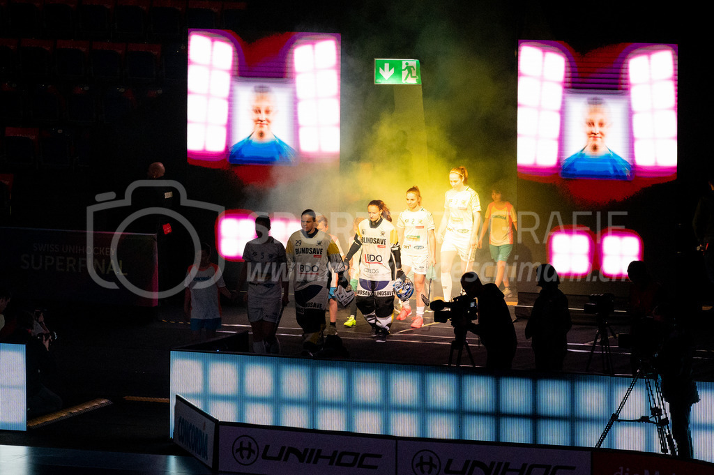 Piranha Chur vs Kloten-Dietlikon Jets - 23. April 2022 | Piranha Chur vs Kloten-Dietlikon Jets
Stimo Arena, Kloten
#29 Torhüterin Monika Schmid (Kloten-Dietlikon Jets), #41 Torhüterin Livia Werz (Kloten-Dietlikon Jets), #2 Leonie Wieland (Kloten-Dietlikon Jets) und #3 Natalie Schürpf (Kloten-Dietlikon Jets) betreten die Halle.
Bild: Sportfotografie Markus Aeschimann | www.markus-aeschimann.ch - Realisiert mit Pictrs.com