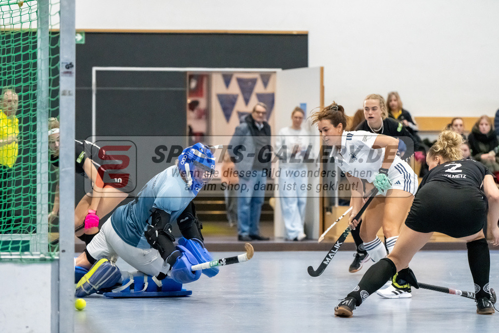 HK_20241201_109532 | 1. Bundesliga Halle Damen Düsseldorfer HC - Schwarz Weiss Köln am 1.12.2024 DHC, Düsseldorf , Anna Schruff ( Schwarz Weiss Köln #4 ) , Tessa Schubert ( Düsseldorfer HC #28 ) , Lena Kolmetz ( Schwarz Weiss Köln #2 )