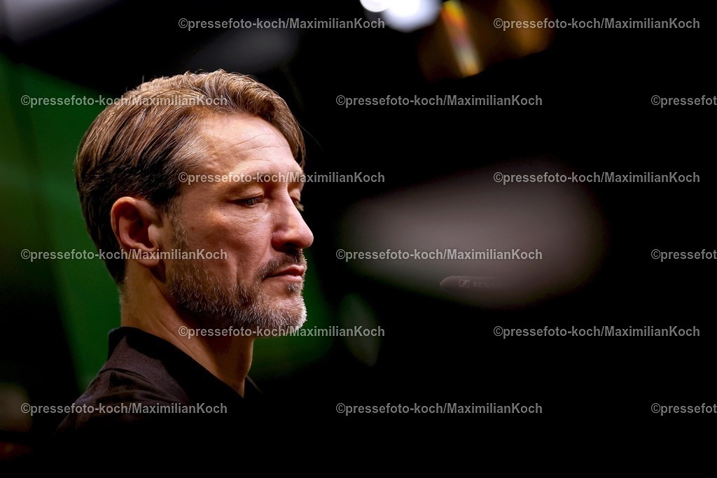 BVB02122501108 | 02.12.2025, Fußball, DFB-Pokal, Borussia Dortmund - Bayer 04 Leverkusen, Achtelfinale, Signal Iduna Park, Saison 2025 2026: Die Trainer bei der Pressekonferenz nach dem Spiel - Cheftrainer Niko Kovac (BVB #hc) sichtlich unzufriedenDFB regulations prohibit any use of photographs as image sequences and or quasi-video.