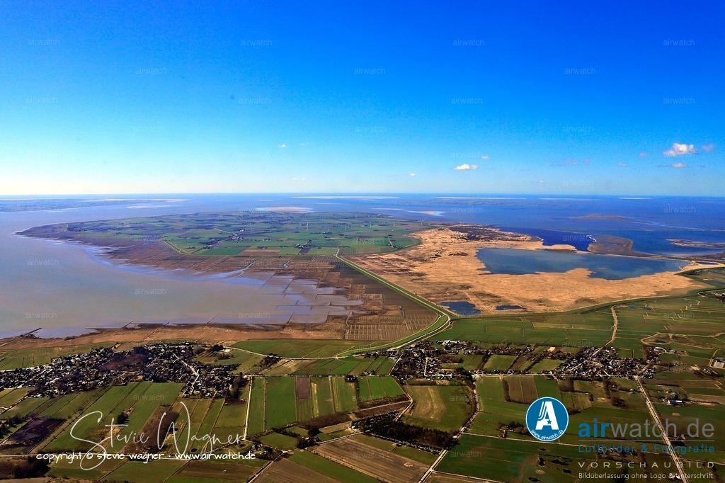 Nordstrand war ursprünglich Teil der großen Insel Strand - Luftbild | Nordstrand war ursprünglich Teil der großen Insel Strand, die im Mittelalter zum Nationalpark Schleswig-Holsteinisches Wattenmeer gehörte.  Durch die verheerende Burchardiflut am 11.  Oktober 1634 zerfiel die Insel; Nordstrand und Pellworm blieben als eigenständige Inseln übrig, während Nordstrandischmoor als Hallig bestand.