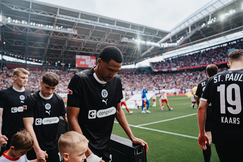 HEV08527 | Der offizielle Shop für FC St. Pauli Fotos. Wähle aus Spielszenen & Fanmomenten dein FCSP Wunschformat. Wir liefern Millerntor-Atmosphäre.