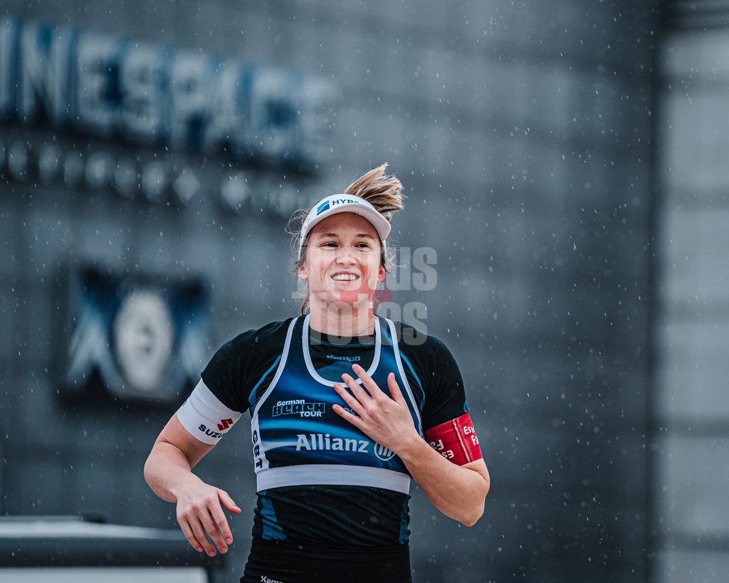 Beachvolleyball | Frauen | German Beach Tour 2024 | Tourstop Bremen | 08.06.2024 | Katharina 'Kathi' Schützenhöfer (AUT) läuft in die Arena ein bei Regen