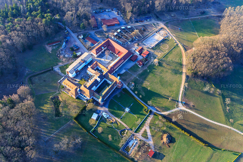 Luftbild: Pferdepension im Kloster Liebfrauenberg in Bad Bergzabern im Bundesland Rheinland-Pfalz in Deutschland. Foto: IMG_105082.jpg vom 24.03.2018 durch Werner Riehm/FLY-FOTO.de