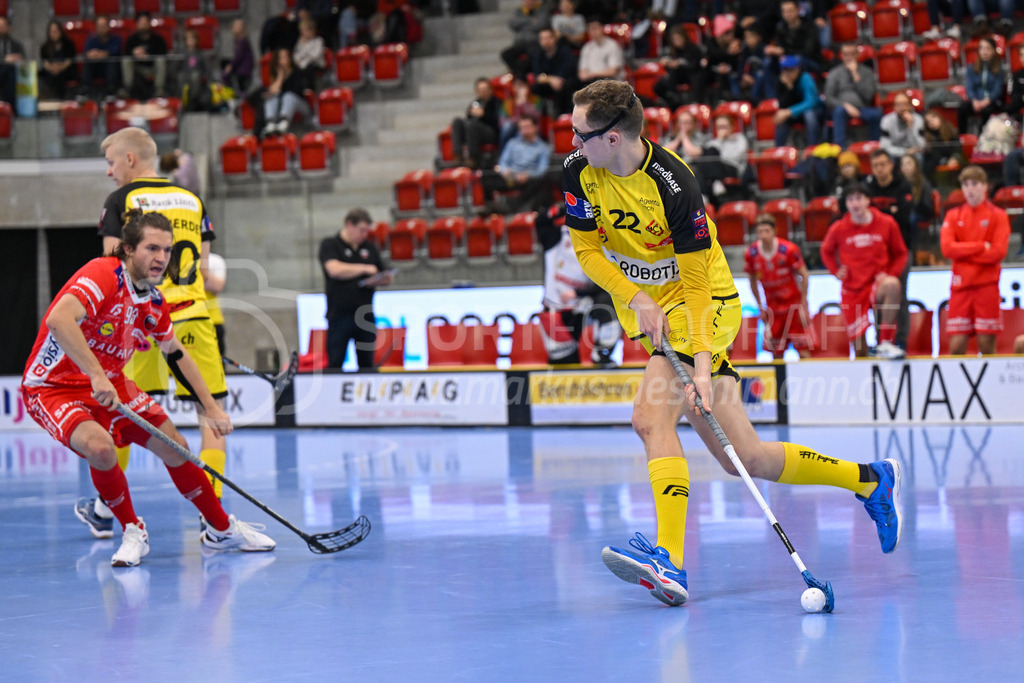 HC Rychenberg vs Floorball Köniz - 18. Dezember 2022 | HC Rychenberg vs Floorball Köniz
AXA Arena, Winterthur
Michel Wöcke (#22 HC Rychenberg) gegen Manuel Engel (#93 Floorball Köniz).
Bild: Sportfotografie Markus Aeschimann | www.markus-aeschimann.ch - Realisiert mit Pictrs.com