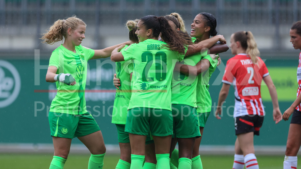Fussball, Testspiel Frauen, VfL Wolfsburg - PSV Eindhoven | v.li.: Spielerinnen vom VfL Wolfsburg mit Torjubel, Jubel, jubeln, jubelt, optimistisch, Spielszene, Highlight, Freude über das Tor zum 1:0