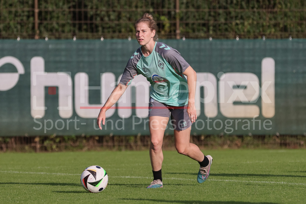 Fussball, Google Pixel Frauen-Bundesliga, Training SV Werder Bremen | v.li.: Saskia Matheis (SV Werder Bremen, 19) am Ball, Freisteller, Einzelbild, Ganzkörper, Aktion, Action, Spielszene