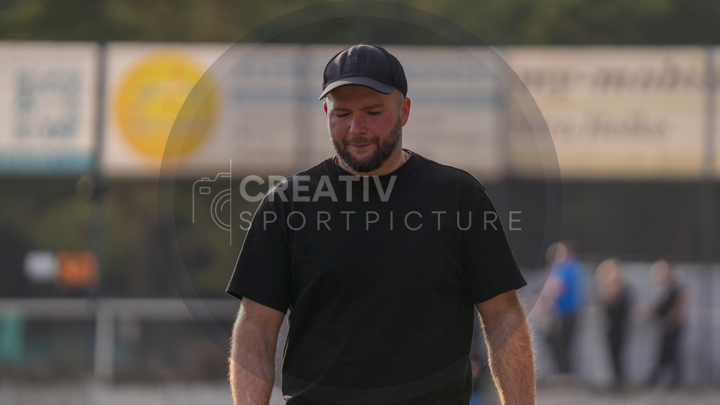 Fußball, Herren, Saison 2025/2026, Regionalliga Nordost, 24. Spieltag, FSV 63 Luckenwalde vs. 1.FC Lokomotive Leipzig, Samstag 28.02.2026, Werner-Seelenbinder-Stadion Luckenwalde, | Fußball, Herren, Saison 2025/2026, Regionalliga Nordost, 24. Spieltag, FSV 63 Luckenwalde vs. 1.FC Lokomotive Leipzig, Samstag 28.02.2026, Werner-Seelenbinder-Stadion Luckenwalde, Im Bild: Michael Braune (Trainer Luckenwalde) - Realisiert mit Pictrs.com
