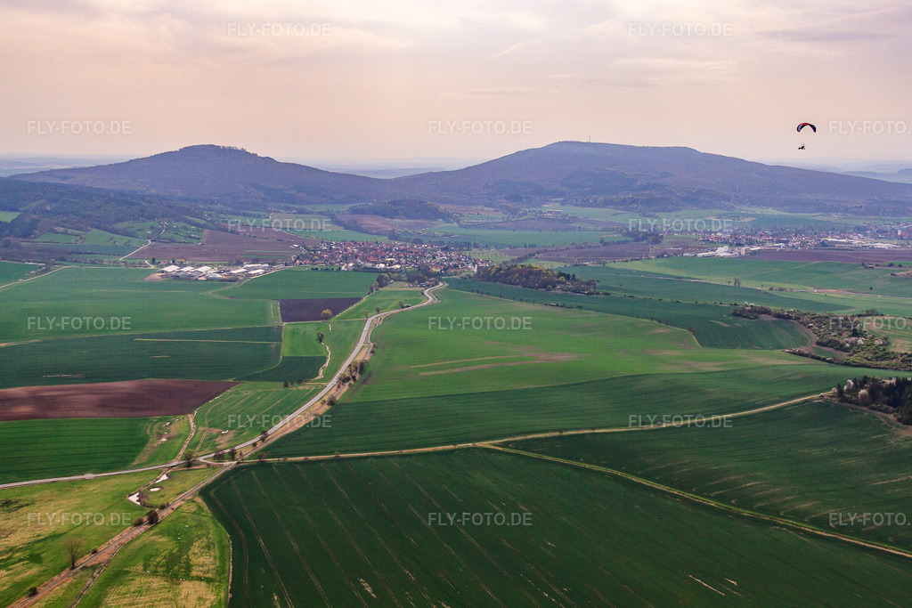 Luftbild: Dorfansicth vor dem Kleinen Gleichberg im Ortsteil Haina in Römhild im Bundesland Thüringen in Deutschland. Foto: IMG_64016.jpg vom 04.04.2014 durch Werner Riehm/FLY-FOTO.de