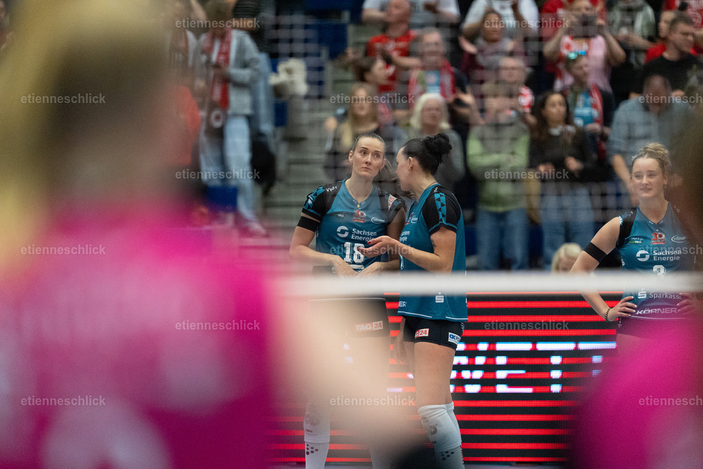 Dresdner SC - Binder Blaubären TSV Flacht, DEKRA 1. Bundesliga Frauen, Volleyball | Im Bild: Sarah Straube (18, Dresdner SC), Lena Olliges (3, Dresdner SC)24.10.2026, Dresdner SC -  Binder Blaubären TSV Flacht, DEKRA 1. Bundesliga Frauen, Volleyball, Deutschland, Dresden, Cyberport Arena