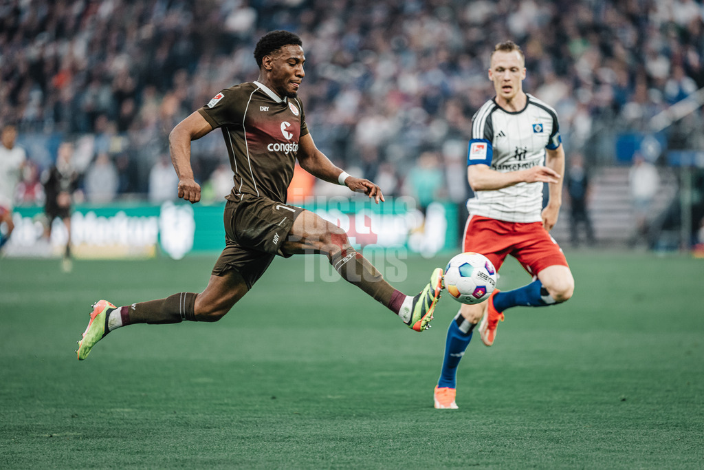 Fußball | Männer | Saison 2023/2024 | 2. Fußball-Bundesliga | 32. Spieltag | Hamburger SV vs. FC St. Pauli  | 03.05.2024 | Oladapo Afolayan (#17, FC St. Pauli) nimmt elegant den Ball an