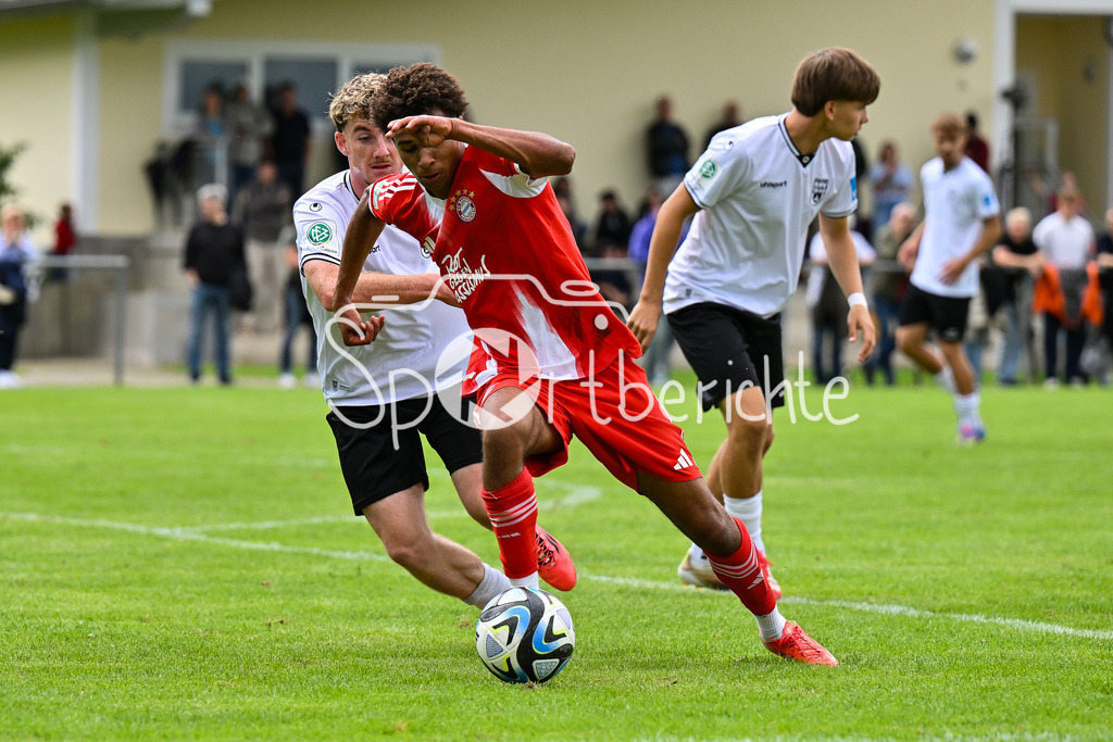SSV Ulm 1846 Fussball U19 - FC Bayern München U19 | im Duell Sadiki CHEMWOR (FC Bayern U19 #17) mit einem Ulmer / Zweikampf
