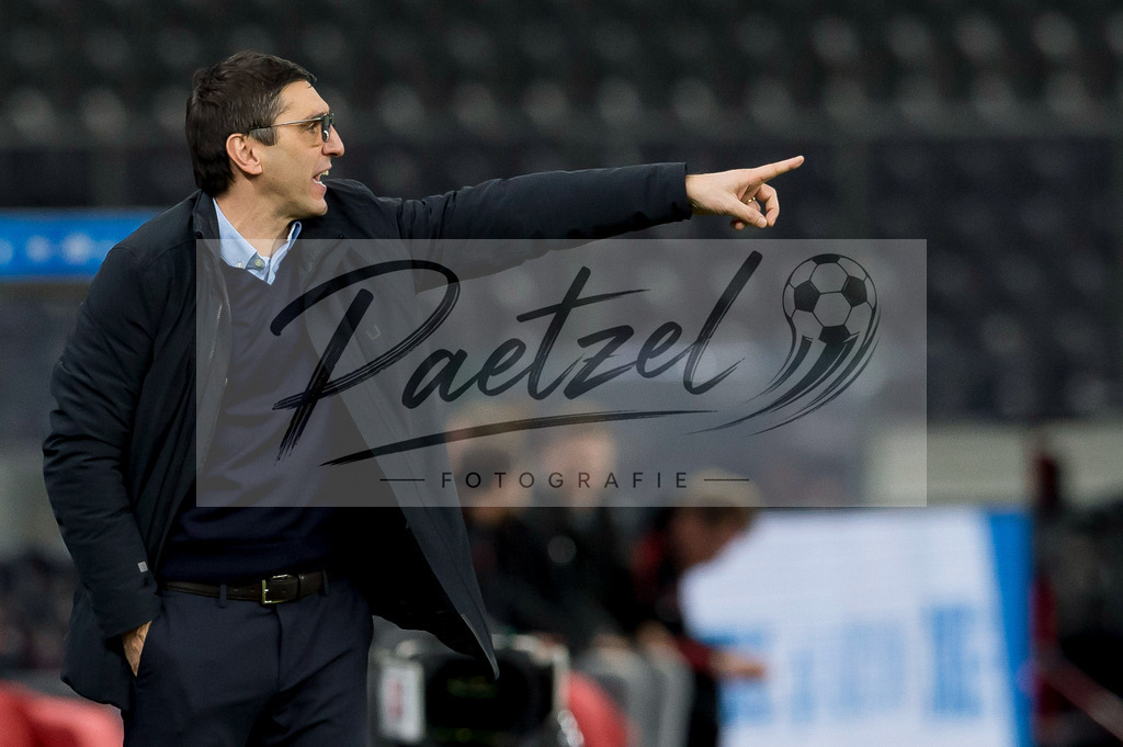 BSCFCB20220123_052 | Fussball, Herren: Trainer Tayfun Korkut (Hertha BSC) gestikuliert, Gestik bei dem Spiel der 1. Bundesliga zwischen Hertha BSC und FC Bayern Muenchen im Olypiastadion am 23.01.2022 in Berlin, Deutschland.DFB / DFL REGULATIONS PROHIBIT ANY USE OF PHOTOGRAPHS AS IMAGE SEQUENCES AND/OR QUASI-VIDEO. - Realisiert mit Pictrs.com