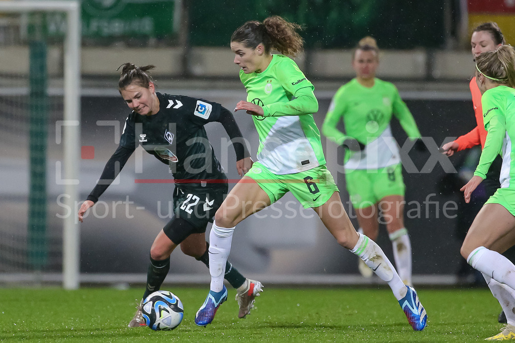 Fussball, DFB-Pokal Frauen, VfL Wolfsburg - SV Werder Bremen | v.li.: Rieke Dieckmann (SV Werder Bremen, 22) und Dominique Janssen (VfL Wolfsburg, 6) im Zweikampf, Duell, Dynamik, Aktion, Action, Spielszene, DIE DFB-RICHTLINIEN UNTERSAGEN JEGLICHE NUTZUNG VON FOTOS ALS SEQUENZBILDER UND/ODER VIDEOÄHNLICHE FOTOSTRECKEN. DFB REGULATIONS PROHIBIT ANY USE OF PHOTOGRAPHS AS IMAGE SEQUENCES AND/OR QUASI-VIDEO.