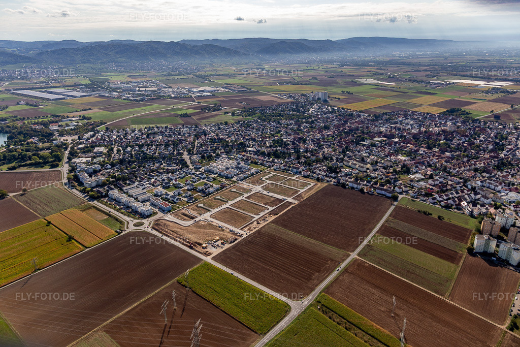 Luftbild: vor den Berghängen des Odenwalds in der Tallandschaft der Rheinebene in Heddesheim im Bundesland Baden-Württemberg in Deutschland. Foto: IMG_122762.jpg vom 11.09.2020 durch Werner Riehm/FLY-FOTO.de
