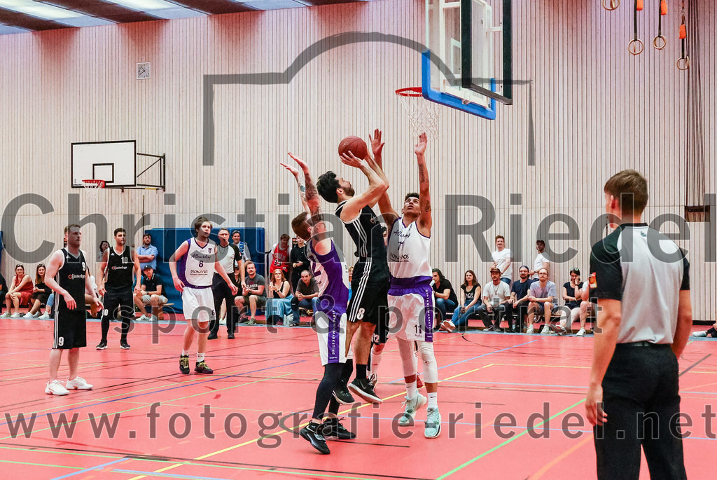 2022-05-15_130_SpVgg_Altenerding_gegen_TSV_Muenchen-Forstenried | Erding, Deutschland, 15.05.2022:
Basketball, Bezirksliga 2021 / 2022, Play-Offs, SpVgg Altenerding gegen TSV München-Forstenried, Endergebnis: 55:57

Robert Csaki (SpVgg Altenerding, #22), Marlo Gajic (TSV München-Forstenried, #8), Luis Winkler (SpVgg Altenerding, #11)

Foto: Christian Riedel / fotografie-riedel.net