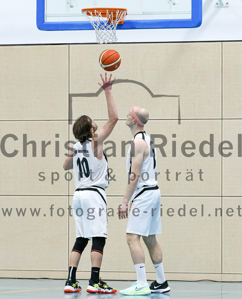 2023-03-26_022_TSV_Vaterstetten_gegen_Wacker_Knights_Burghausen | Vaterstetten, Deutschland, 26.03.2023:
Basketball, Bayernliga Herren Südost 2022 / 2023, 17. Spieltag, TSV Vaterstetten gegen Wacker Knights Burghausen, Endergebnis: 

Finn Liebig (TSV Vaterstetten, #10), F. Sutur (TSV Vaterstetten, #3)

Foto: Christian Riedel / fotografie-riedel.net