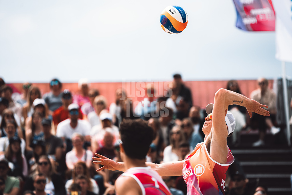 Beachvolleyball | Männer | German Beach Tour 2024 | Tourstop Düsseldorf | 18.05.2024 | Aufschlag von Philipp Huster (rechts)