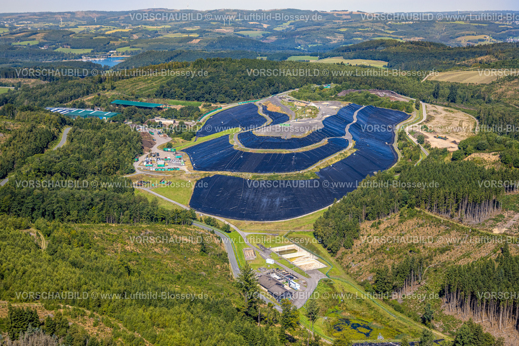 Olpe250809688Repe | Luftbild, mit Plastikplanen abgedecktes Gelände der aufgeschütteten Mülldeponie Olper Entsorgungszentrum GmbH, Oberveischede Unterneger, Oberveischede, Olpe, Sauerland, Nordrhein-Westfalen, Deutschland