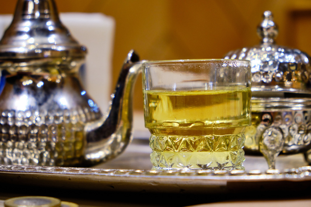 Silberteekanne, Silberzuckerdose und eine Tasse Tee | Marrakech. Marokko - November 23, 2024: Silberteekanne, Silberzuckerdose und eine Tasse Tee stehen auf einem Tablett. - Realisiert mit Pictrs.com