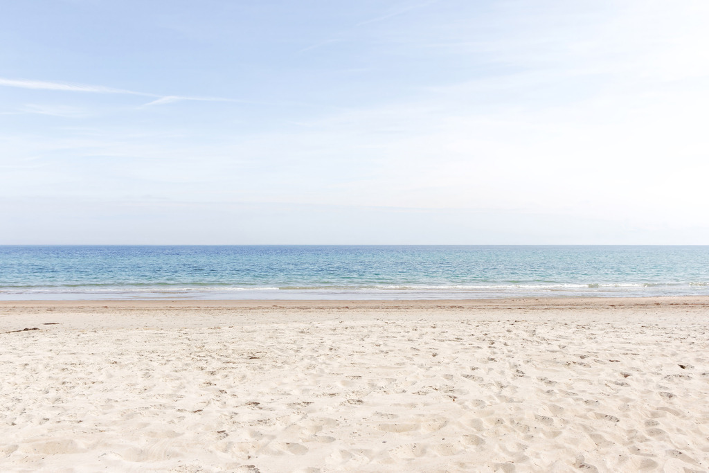 Helle Maritime Fotokunst – Weiter Strandmoment in dezenten Farben | Dieses Bild zeigt einen ruhigen Strandmoment, in dem sanfte Wellen an die Wasserkante laufen. Die klare Horizontlinie und die offene Weite verleihen der Szene eine stille, unaufgeregte Präsenz. Die reduzierte Komposition betont die Ruhe des Augenblicks und macht das Motiv zu einem Beispiel heller, maritimer Fotokunst für moderne Interieurs. Als Wandbild erhältlich auf Acrylglas und weiteren hochwertigen Materialien.
