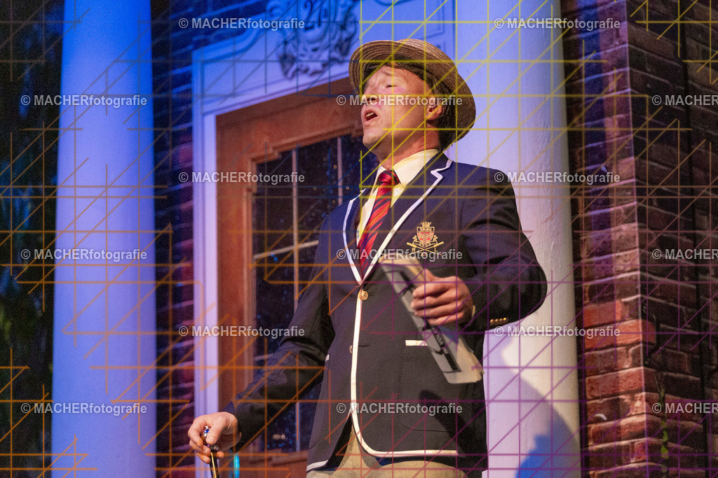 292_MFL-2025 | Portraitbilder von Regisseur; Darsteller; Techniker; Maske; Kostüme; Chor; Musiker; Bilderserie der Generalprobe und der Premierenvorstellung, Szenenbilder; Ausdrucksstudien; Bühnenüberblick; Bühnenkulissen; Pressefotos inkl. Redaktionsfoto Darstellergruppe.