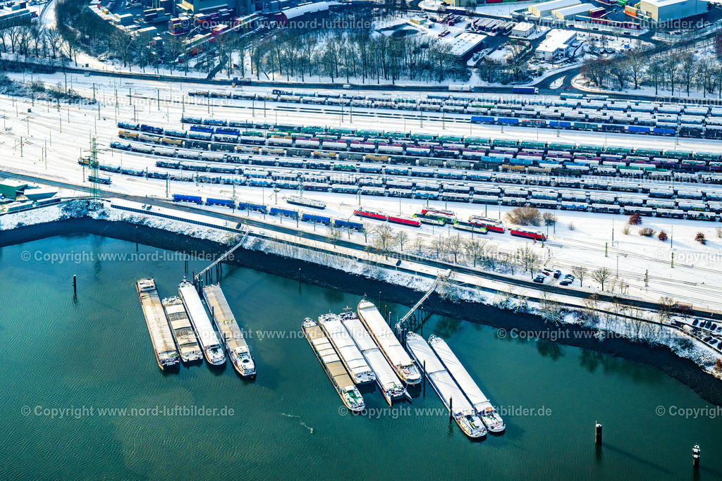 Hamburg_Hohe_Schaar_Güterbahnhof_Winter_Schnee_ELS_3231050126 | HAMBURG 05.01.2026 Winterlich schneebedeckte Rangierbahnhof und Güterbahnhof Hafenbahnhof Hohe Schaar der Deutschen Bahn und Silos der Hanse-Malz GmbH am Schluisgrovenhafen in Hamburg, Deutschland. // Wintry snowy marshalling yard and freight station of the Deutsche Bahn at the Schluisgroven haven in Hamburg, Germany. Foto: Martin Elsen