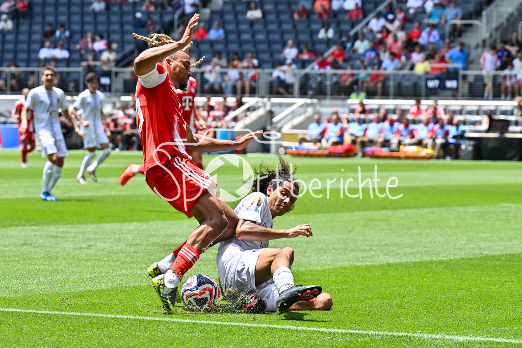 FC Bayern München - TQL Stadium | Im Duell Sascha BOEY (FC Bayern Muenchen 23) und Dylan MANICKUM (Auckland City FC 10) / Zweikampf / FIFA Club World Cup: FC Bayern Muenchen - Auchkland City FC, TQL Stadium am 15.06.2025 / BLD / ZDF / NOT FOR SALE IN USA