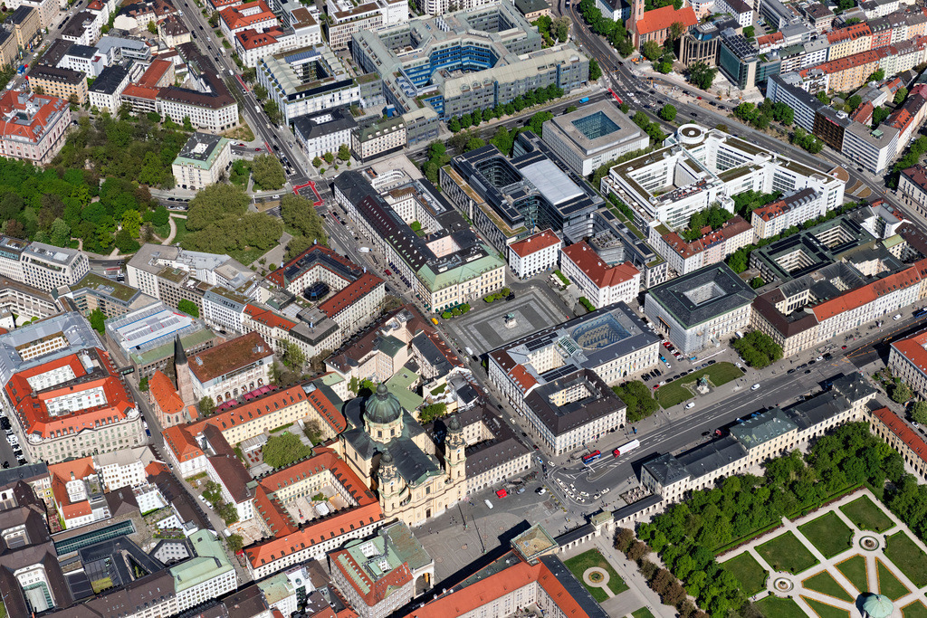 dr__0062816.jpg | MüNCHEN 29.04.2025 Platz- Ensemble des Wittelsbacherplatz mit Reiterdenkmal von "Kurfürst Maximilan I." im Innenstadt- Zentrum im Ortsteil Maxvorstadt in München im Bundesland Bayern, Deutschland. // Ensemble space an place of Wittelsbacherplatz with the equestrian monument of "Kurfuerst Maximilan I." in the inner city center in the district Maxvorstadt in Munich in the state Bavaria, Germany. Foto: Daniel Reiter