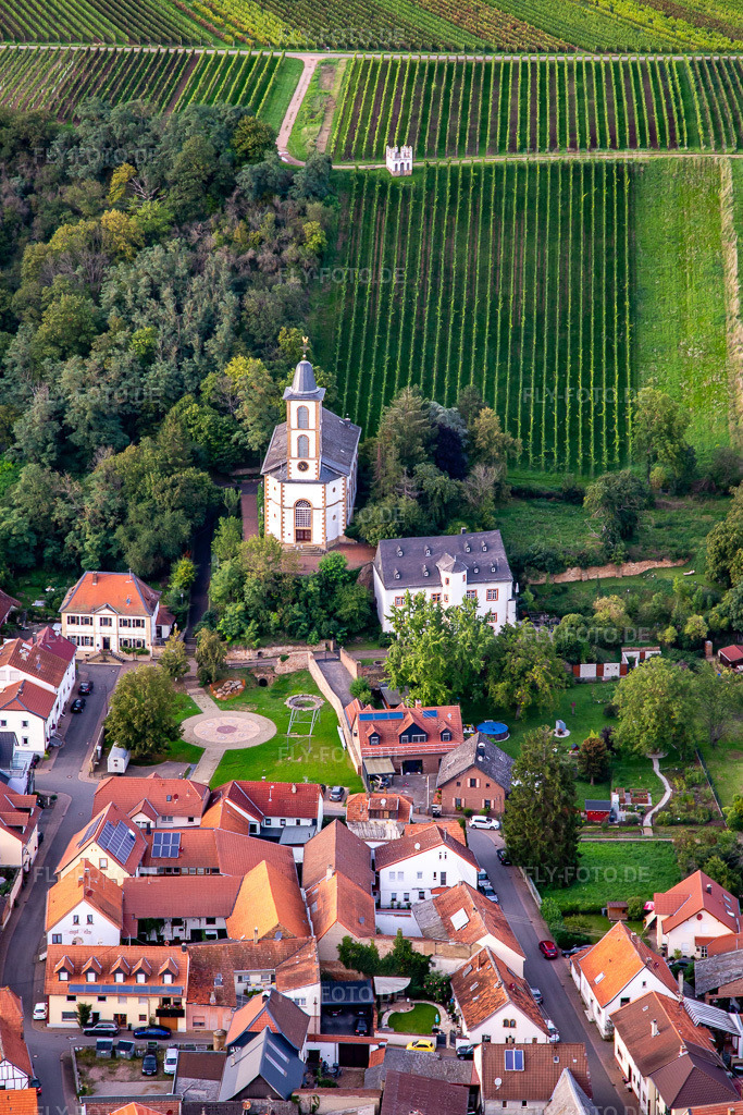 Luftbild: Koppensteiner Schloß Mandel unter dem Wingertshäuschen Mandel in Mandel im Bundesland Rheinland-Pfalz in Deutschland. – Foto: IMG_138361.jpg vom 03.09.2023 durch Werner Riehm/FLY-FOTO.de – Auflösung des Originals: 3295 x 4942 px – Ortsgemeinde Mandel – Weingut Baumberger