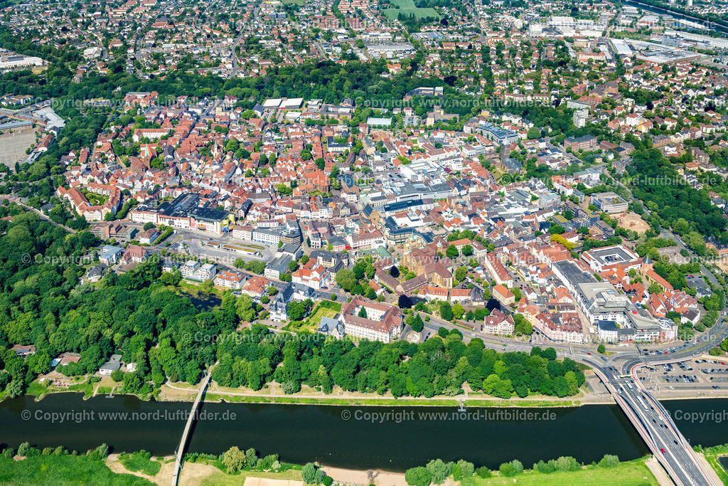 Minden_Altstadt_ELS_4726050623 | MINDEN 05.06.2023 Stadtansicht des Innenstadtbereiches an der Straße Scharn in Minden im Bundesland Nordrhein-Westfalen, Deutschland. // City view on down town on street Scharn in Minden in the state North Rhine-Westphalia, Germany. Foto: Martin Elsen