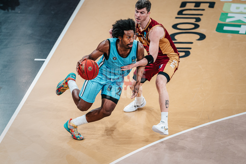Basketball | Männer | Saison 2024/2025 | BKT EuroCup | Veolia Towers Hamburg vs. Umana Reyer Venice | 08.01.2025 | v.l. Jonathan Stove (#22, Veolia Towers Hamburg) gegen Juan Fernandez (#8, Umana Reyer Venice)