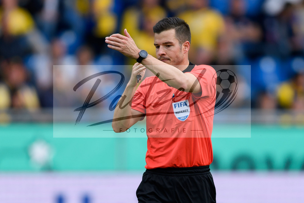 EBSTSV20210828_204 | Fussball, Herren: Schiedsrichter Harm Osmers gestikuliert beim Spiel der 3. Liga zwischen Eintracht Braunschweig und TSV 1860 Muenchen im Eintracht-Stadion am 28.08.2021 in Braunschweig, Deutschland.DFB / DFL REGULATIONS PROHIBIT ANY USE OF PHOTOGRAPHS AS IMAGE SEQUENCES AND/OR QUASI-VIDEO. - Realisiert mit Pictrs.com
