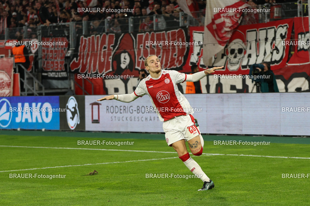 Rot-Weiss Essen - VFL Osnabrück | Essen, Deutschland, 17.09.2025 Tom Moustier  (Rot-Weiss Essen) Torjubel nach dem Tor zum 1:1während des 3.Liga Spiels zwischen  Rot-Weiss Essen und VFL Osnabrück am 17.09.2025 im Stadion an der Hafenstraße in Essen. (Foto von Timo Bluhmki-Schmidt/Brauer Fotoagentur