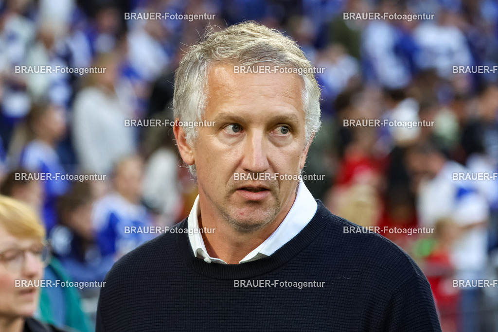 1_S04BER_20250801_0408.JPG -  - FC Schalke 04 - Hertha BSC Berlin - 2. Bundesliga | Gelsenkirchen, Deutschland, 01.08.25: Sport-Vorstand Frank Baumann (FC Schalke 04) schaut waehrend des Spiels der 2. Bundesliga zwischen FC Schalke 04 - Hertha BSC Berlin in der Veltins-Arena am 01. August 2025 in Gelsenkirchen, Deutschland. (Foto von Stefan Brauer/Brauer-Fotoagentur)DFB/DFL REGULATIONS PROHIBIT ANY USE OF PHOTOGRAPHS AS IMAGE SEQUENCES AND/OR QUASI-VIDEO.