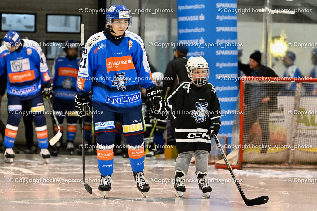 ESC Sparkasse Steindorf vs. LE Kings | Einlauf mit ESC Nachwuchs, #21 Walder Patrik ESC Steindorf, ESC Sparkasse Steindorf vs. LE Kings, ESC Sparkasse Steindorf vs. LE Kings am 01.11.2025 in Steindorf (Ossiachersee Halle), Austria, (Photo by Bernd Stefan)
