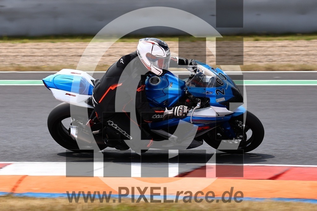 0200-20240725_04706 | Schöne Erinnerungen an spannende Momente - das festzuhalten ist unser Job. PIXELrace.de ist seit 2003 auf den Rennstrecken Europas unterwegs um die Action draußen beim Fahren und die wunderbare Stimmung imm Fahrerlager für euch einzufangen.