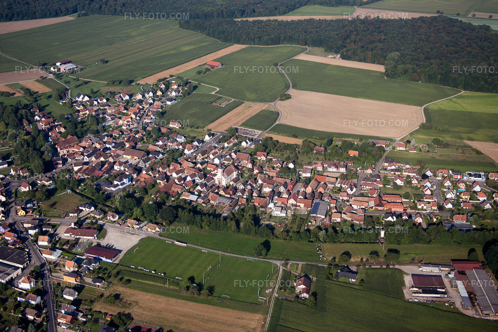 Aerial view: Agricultural fields and arable land in Herbsheim in the state Bas-Rhin, France. – Photo: IMG_093234.jpg taken on 08/16/2016 by Werner Riehm/FLY-FOTO.com – Resolution of the original: 5472 x 3648 px