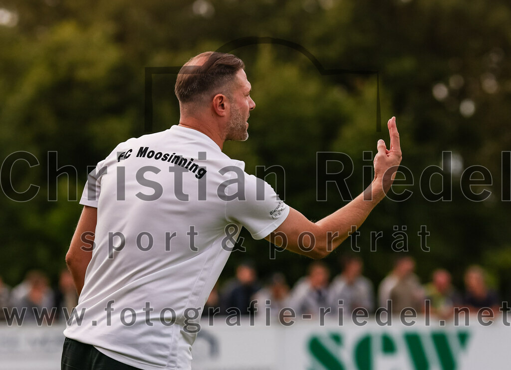 2023-08-08_079_FC_Moosinning_gegen_FC_Langengeisling | Moosinning, Deutschland, 08.08.2023:
Fußball, Bezirksliga Oberbayern Ost 2023 / 2024, 3. Spieltag, FC Moosinning gegen FC Langengeisling, Endergebnis: 0:4

Trainer Christoph Ball (FC Moosinning)

Foto: Christian Riedel / fotografie-riedel.net